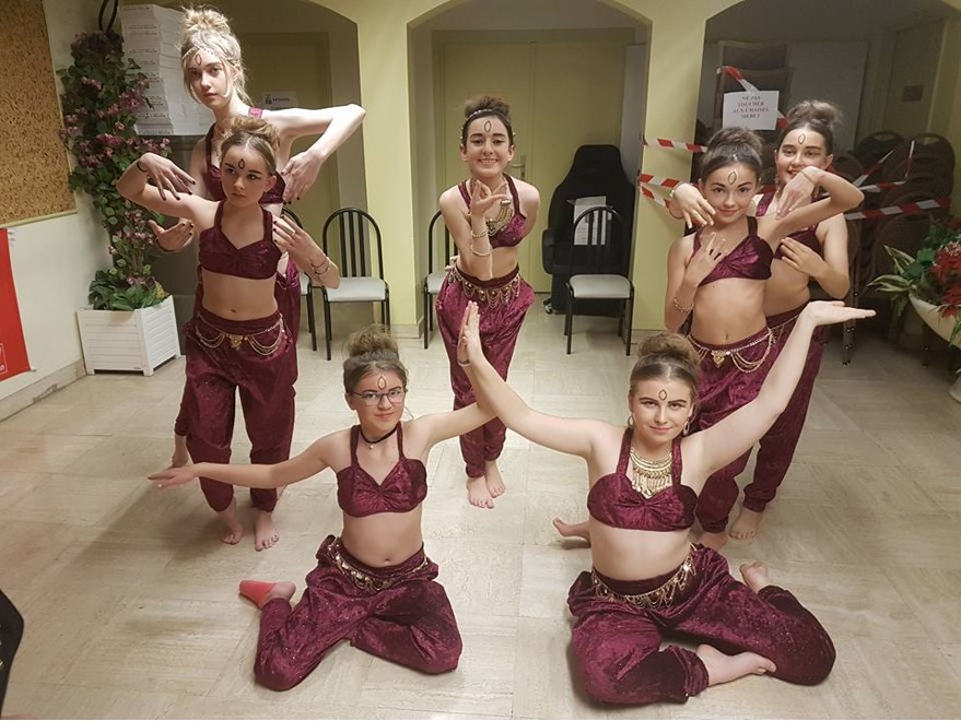 adolescente qui pratique la danse orientale